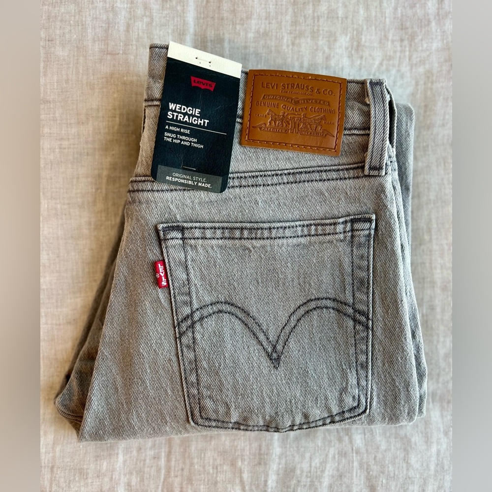 Levi's Premium High Rise Wedgie Straight Women’s Jeans - Gray. NWT. 26/26